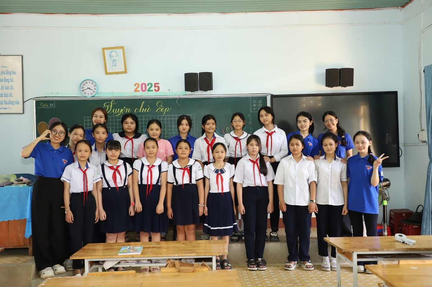Lưu lại kỷ niệm cùng các em học sinh tại xã Vạn Tường. anh-5.jpg
