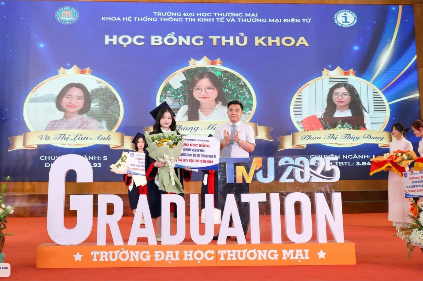Danh hiệu thủ khoa không phải là đích đến nữ sinh nhắm đến ngay từ đầu nhưng là một dấu mốc đẹp, đánh dấu hành trình phấn đấu không ngừng và nghiêm túc với lựa chọn của bản thân. anh-1-2043-4682.jpg