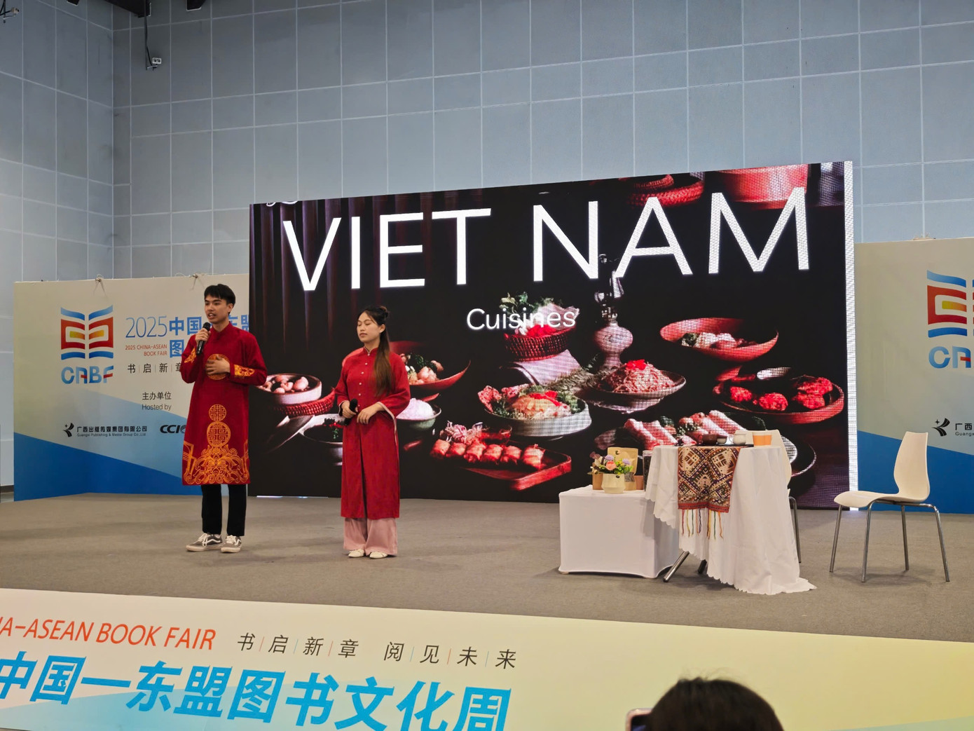 Đạo Trọng giới thiệu văn hoá ẩm thực Việt Nam đến bạn bè quốc tế. 061de5467d08f456ad19.jpg