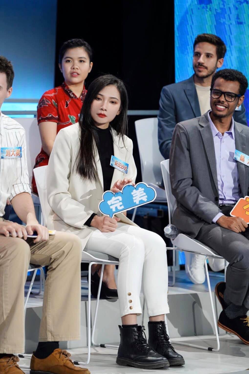 Diệu Linh tham gia một chương trình truyền hình tại Trung Quốc.