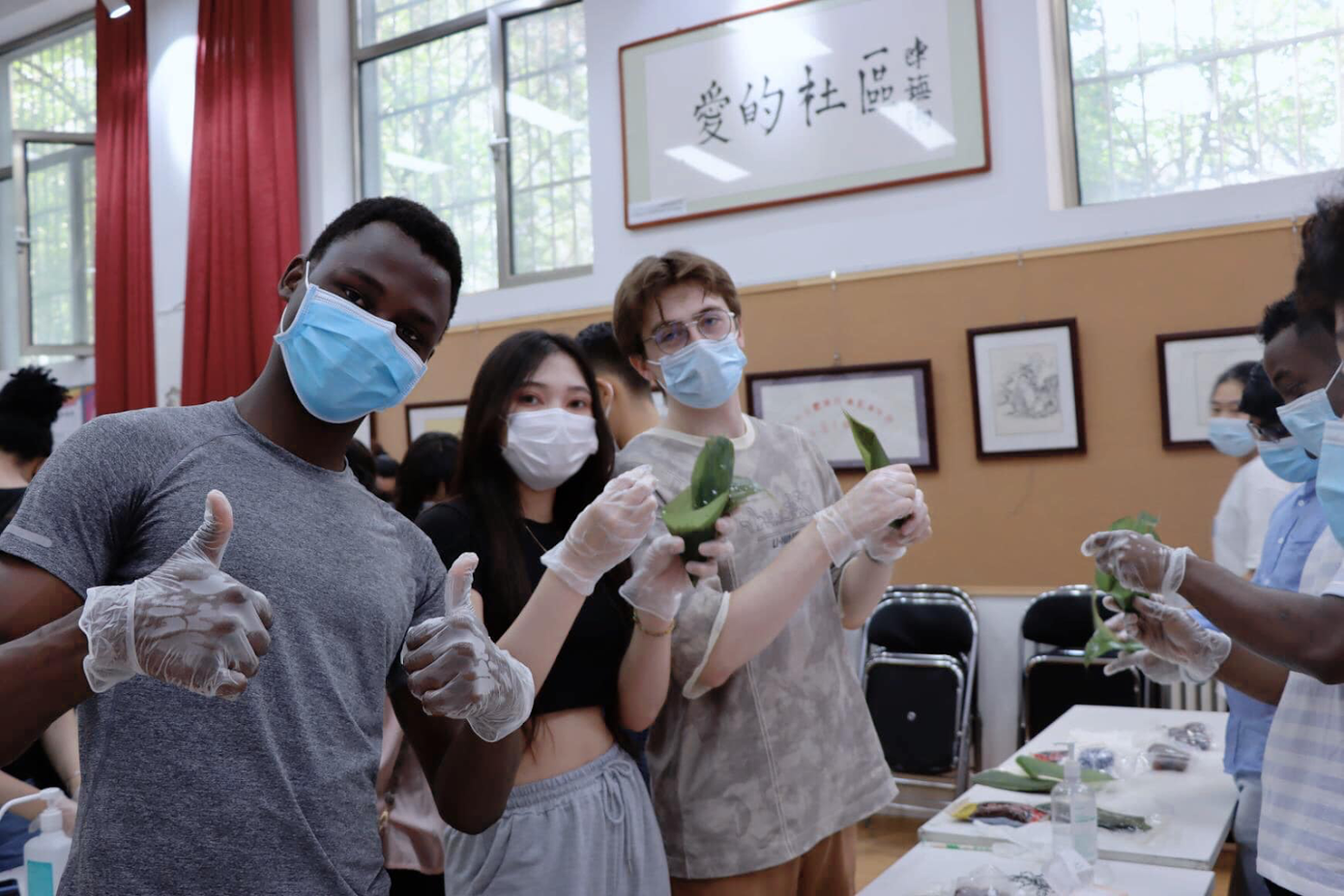 Nhờ các hoạt động ngoại khóa của trường trở thành điểm tựa tinh thần trong giai đoạn khắc nghiệt của Diệu Linh.