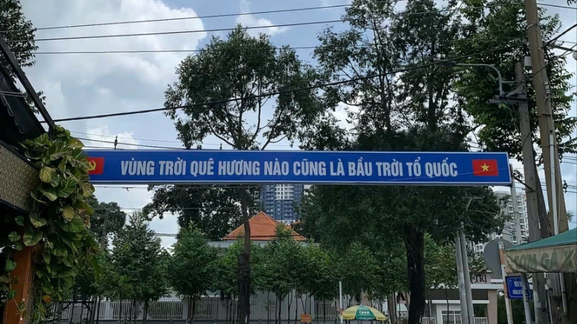 Câu văn “Vùng trời quê hương nào cũng là bầu trời Tổ quốc” trong đề thi đã được nhắc đến rất nhiều trong những bối cảnh khác nhau (Ảnh: Sưu tầm) 522733718-10237676123391706-5552860077164784588-n-1-2194.jpg