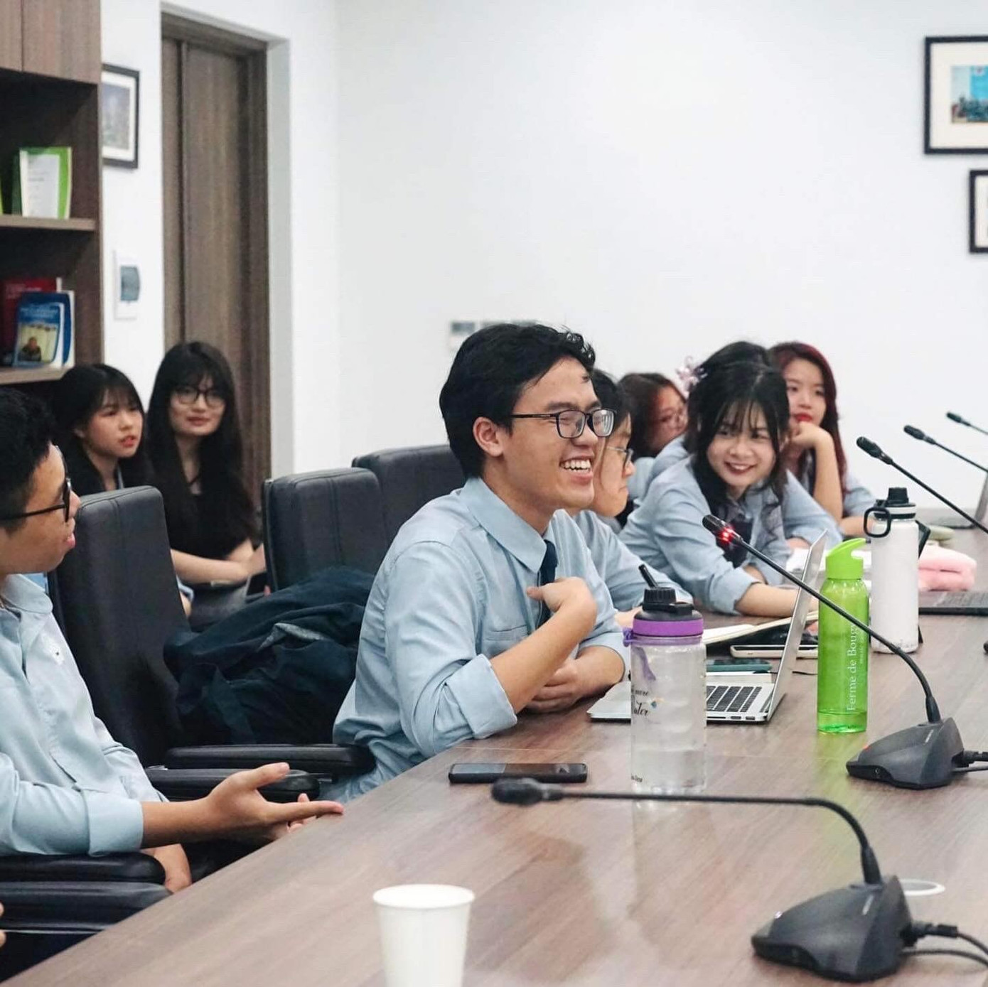 Khôi Việt vui vẻ tại một buổi giao lưu - nơi cậu luôn tìm thấy cơ hội trau dồi kỹ năng tranh luận và mở rộng góc nhìn về các vấn đề quốc tế. khoi-viet-vui-ve-tai-mot-buoi-giao-luu-noi-cau-luon-tim-thay-co-hoi-trau-doi-ky-nang-tranh-luan-va-mo-rong-goc-nhin-ve-cac-van-de-quoc-te.jpg
