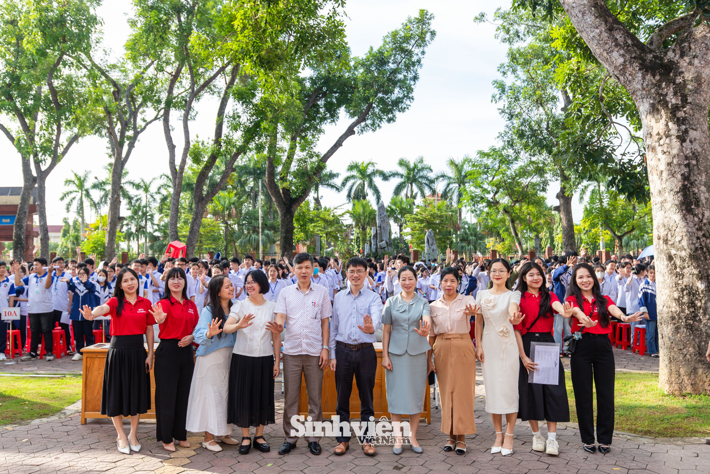 Đại diện BTC cuộc thi chụp hình lưu niệm cùng các thầy, cô và các bạn học sinh Trường THPT Thanh Hà.