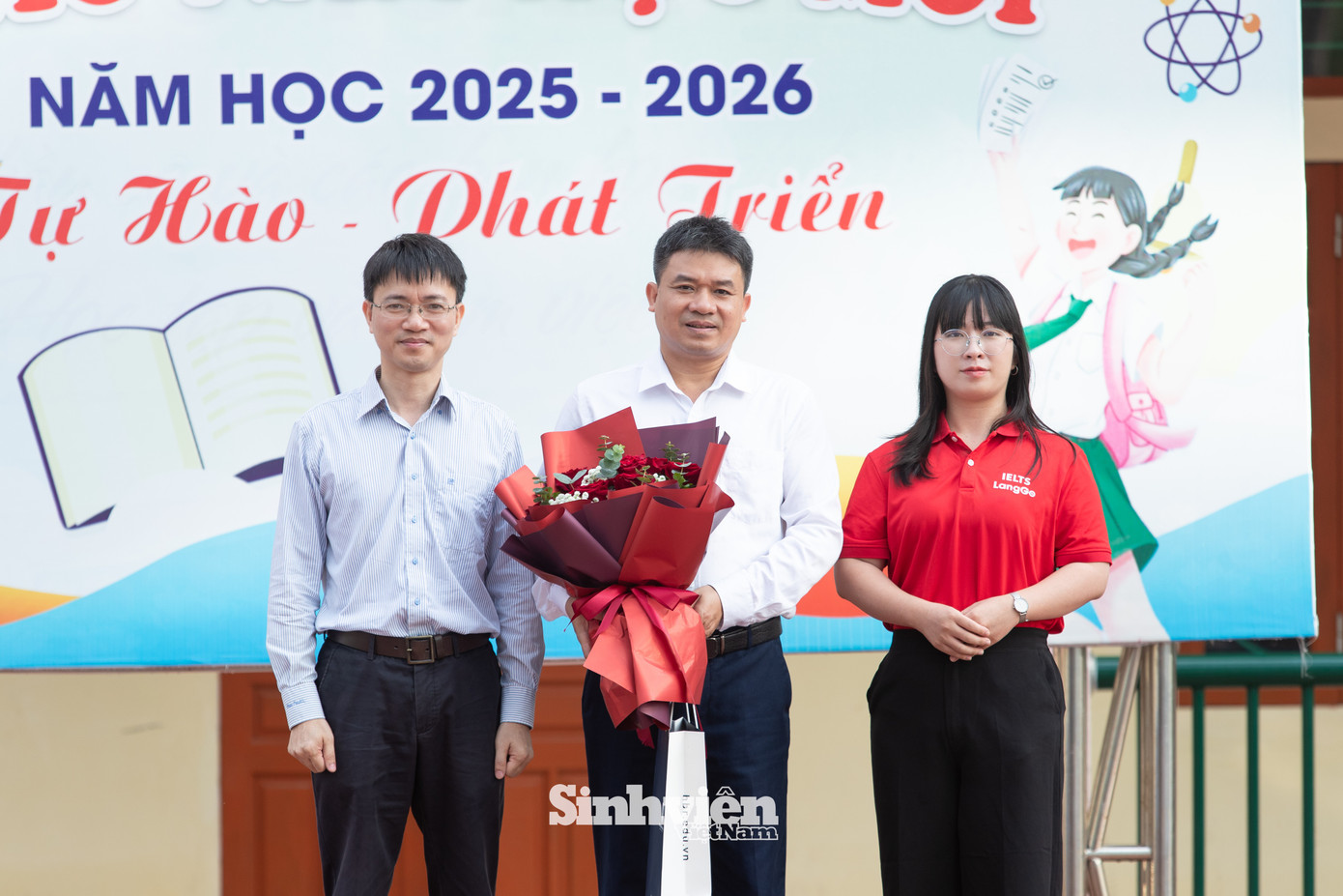 Nhà báo Nguyễn Tuấn Anh và chị Lê Hồng Phương - đại diện BTC cuộc thi tặng hoa cảm ơn thầy Lê Xuân Nguyên – Hiệu trưởng Trường THPT Thanh Hà đã đồng hành cùng chương trình, mang đến một sân chơi ý nghĩa cho các em học sinh.