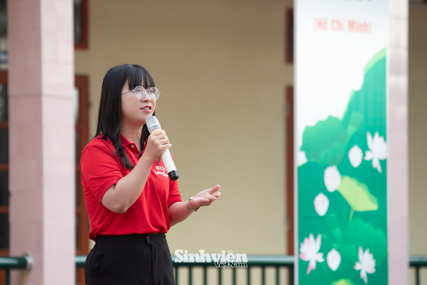 Cũng tại buổi lễ, chị Lê Hồng Phương - Trưởng Ban chuyên môn Hệ thống luyện thi IELTS LangGo đã chia sẻ những lời khuyên hữu ích, truyền cảm hứng cho các bạn học sinh. &quot;Chị tin rằng mỗi nỗ lực hôm nay sẽ là nền tảng vững chắc cho sự phát triển sau này, dù kết quả thi có ra sao&quot;, chị Phương chia sẻ.