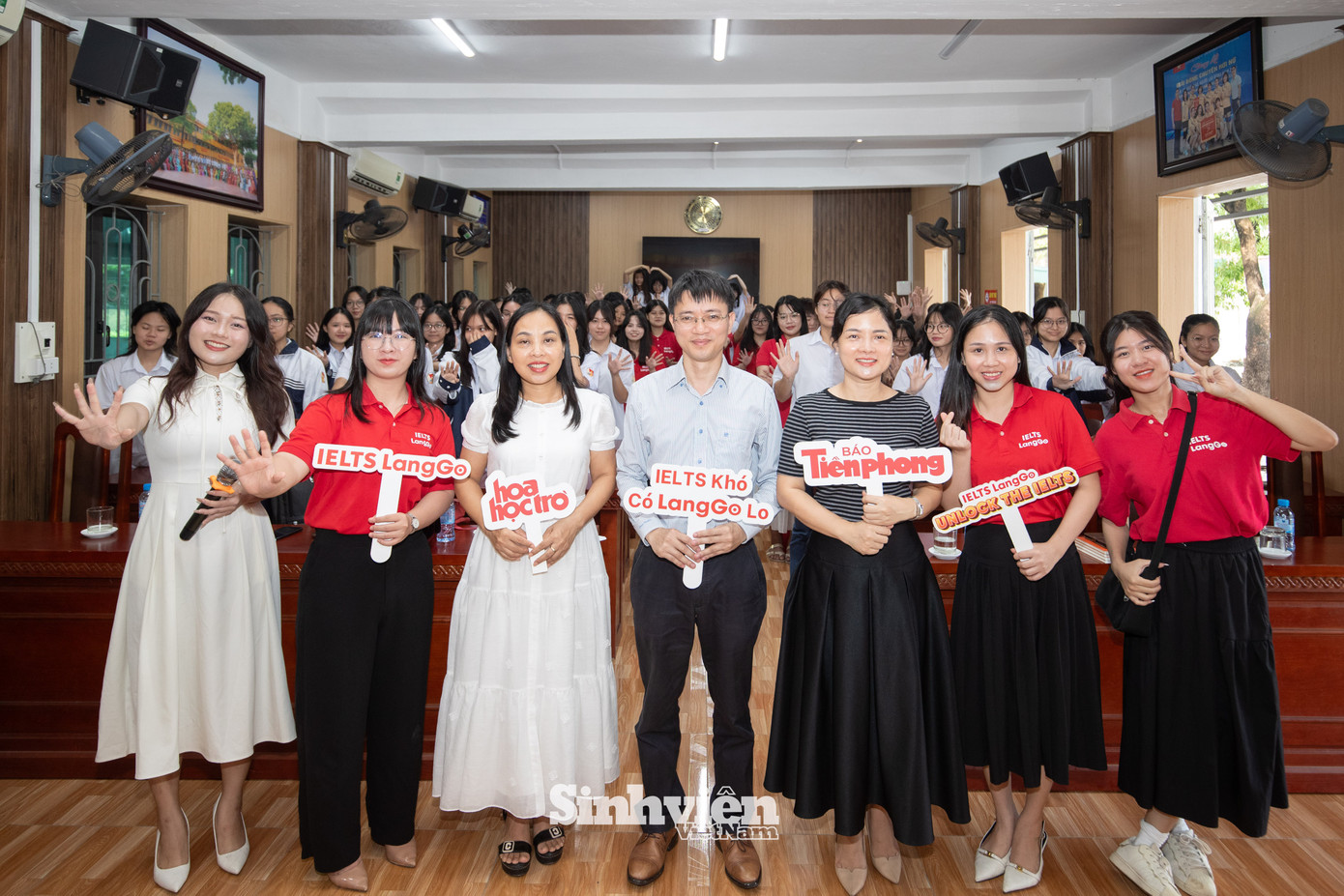 Đại diện BTC cuộc thi chụp hình lưu niệm cùng các thầy, cô và các bạn học sinh Trường THPT Hồng Quang. Sau lễ phát động, nhà trường sẽ phối hợp cùng BTC triển khai vòng sơ loại trong ngày 16/10. Trường THPT Hồng Quang cũng chính là điểm dừng chân cuối cùng, khép lại vòng sơ loại Unlock The IELTS 2025.