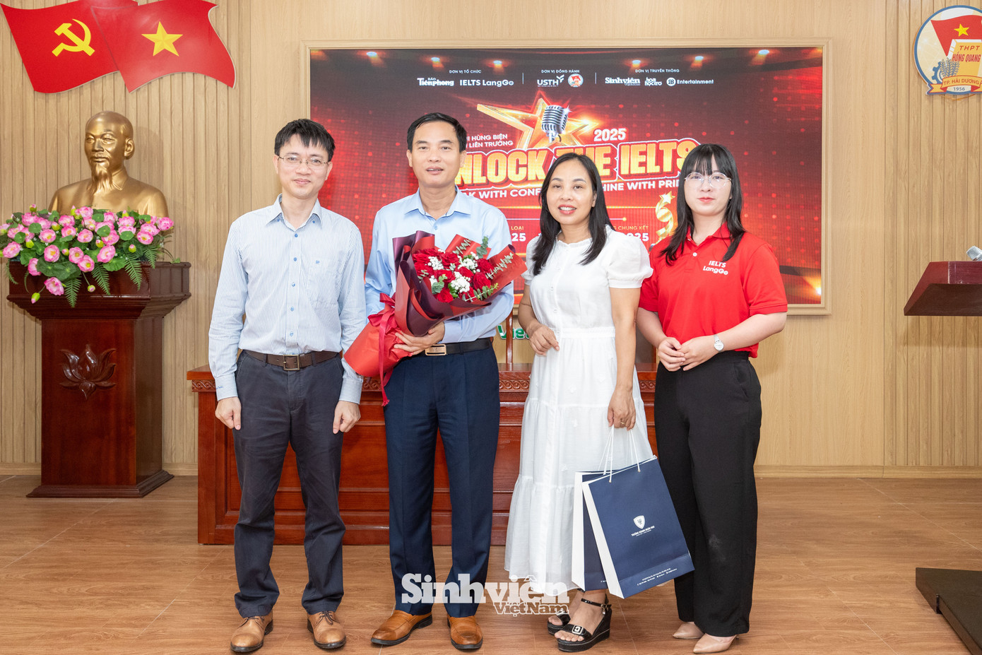 Nhà báo Nguyễn Tuấn Anh và chị Lê Hồng Phương - đại diện BTC cuộc thi tặng hoa cảm ơn thầy Trịnh Ngọc Tùng– Hiệu trưởng Trường THPT Hồng Quang, cô Bùi Thị Nga - Phó Hiệu trưởng nhà trường đã đồng hành cùng chương trình.