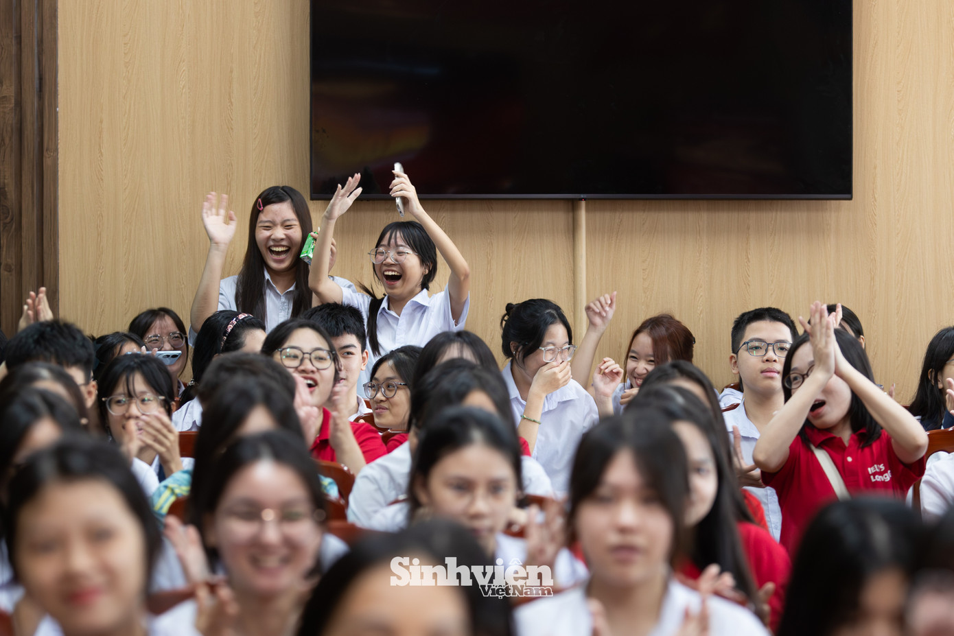 Lễ phát động cuộc thi Unlock The IELTS 2025 tại Trường THPT Hồng Quang nhận được sự đón chào nồng nhiệt của các bạn học sinh. Cuộc thi không chỉ là một sân chơi tiếng Anh, mà còn là nơi các bạn trẻ dám bước ra khỏi vùng an toàn để thể hiện cá tính và bản lĩnh của mình.