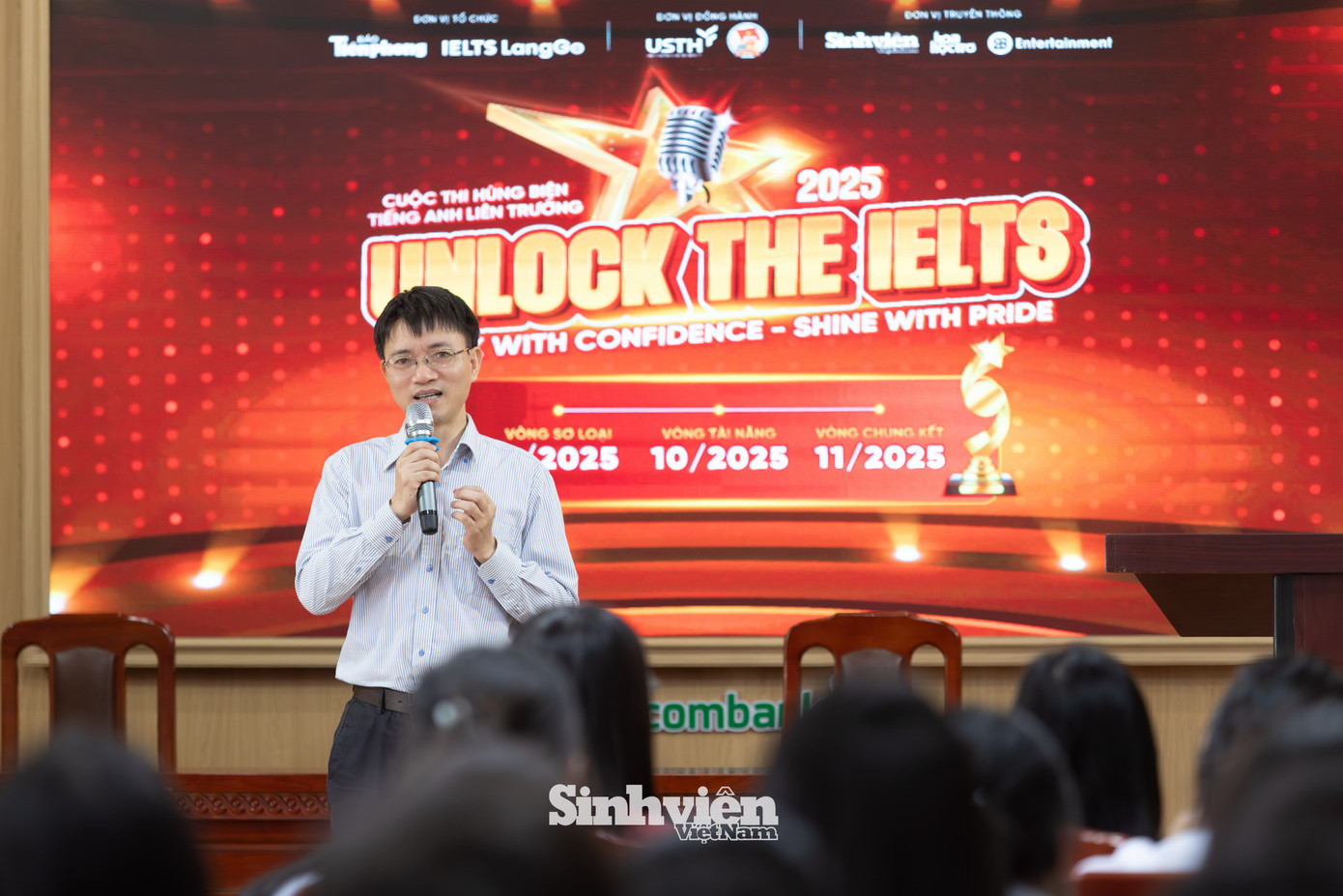 Tại buổi lễ, nhà báo Nguyễn Tuấn Anh - Trưởng ban Sinh viên - Hoa Học Trò (Báo Tiền Phong) đã bày tỏ sự ấn tượng với tinh thần ham học hỏi của các bạn học sinh Trường THPT Hồng Quang. Anh cũng động viên các bạn trẻ hãy chủ động nắm bắt cơ hội, sử dụng ngoại ngữ như một lợi thế cạnh tranh để vươn xa hơn trong tương lai.