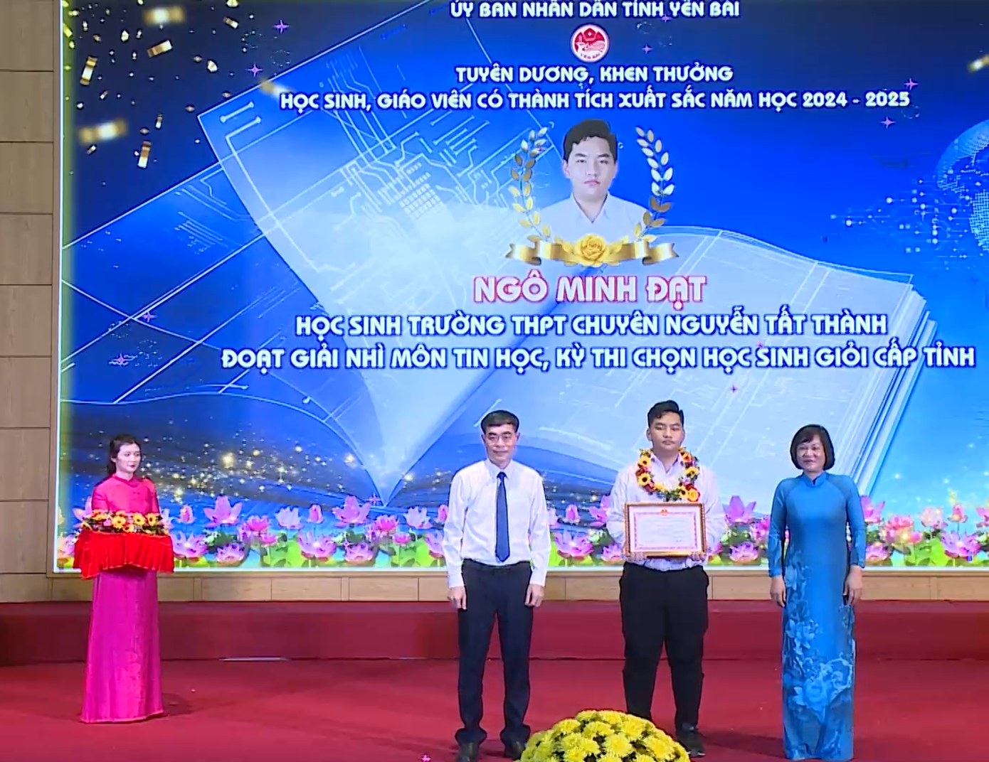 Giải Nhì môn Tin học học sinh giỏi cấp Tỉnh đã giúp Minh Đạt vinh dự nhận bằng khen trong buổi Tuyên dương, khen thưởng học sinh, giáo viên có thành tích xuất sắc năm học 2024 - 2025. 4trao-giai-1.png