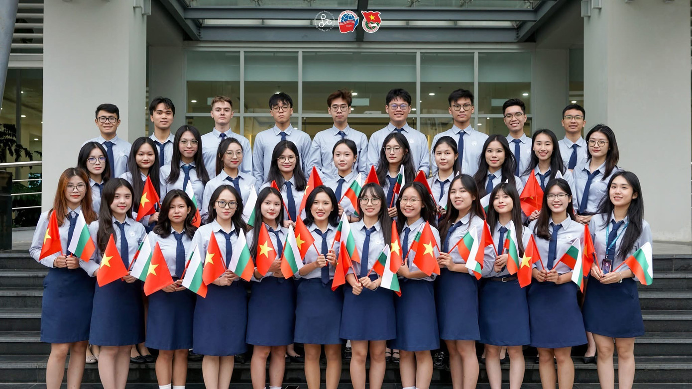 so-5-tu-trai-qua-minh-nguyet-trong-doan-le-tan-ngoai-giao-don-tong-thong-bulgaria-ve-hoc-vien.jpg