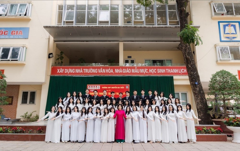 “Ở trường phổ thông, học tốt là đủ. Nhưng ở đại học, bạn cần học cách sống một cuộc đời chủ động” Hà Nhi chia sẻ. 1-2191-1950.jpg