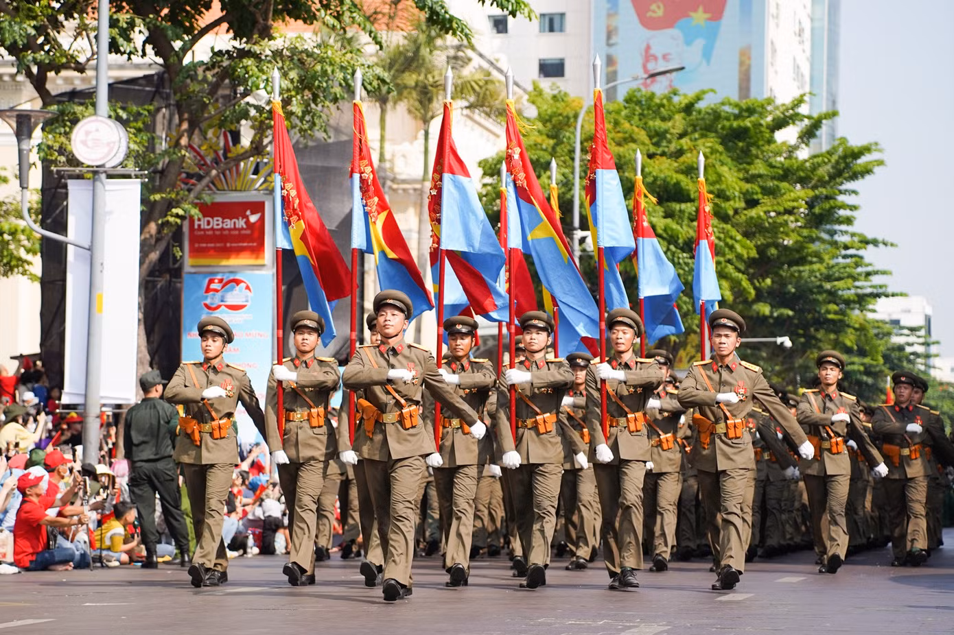 buc-anh-ghi-lai-khoanh-khac-trang-nghiem-trong-le-dieu-binh-tai-tphcm-mot-trong-nhung-san-pham-noi-bat-cua-sinh-vien-tran-minh-quan.jpg