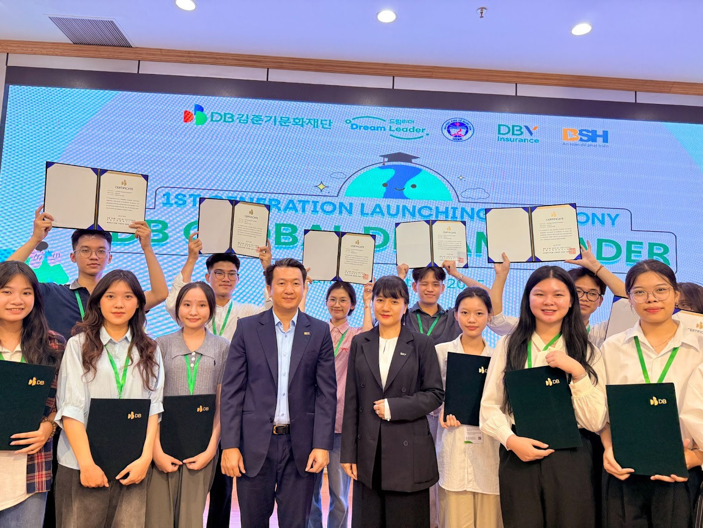 Các bạn sinh viên Đại học Kinh tế Quốc dân vui mừng nhận học bổng.