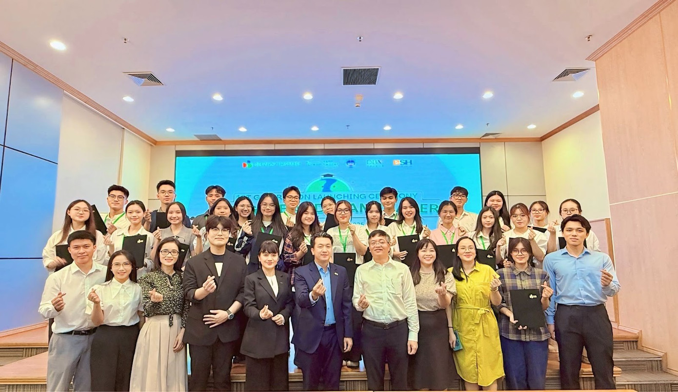 Sinh viên đạt học bổng chụp ảnh lưu niệm cùng ban tổ chức.