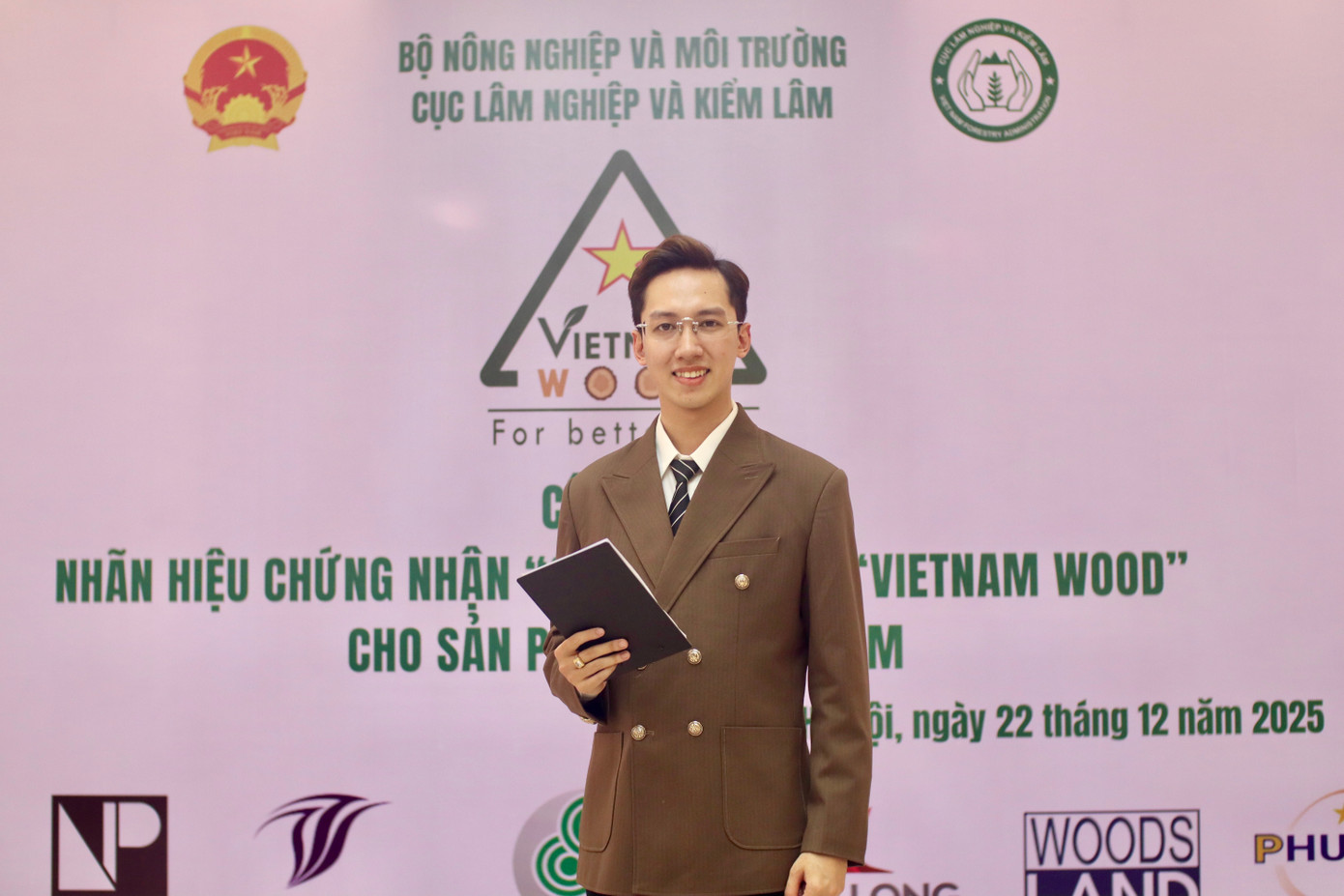 22-12-2025-mc-tien-dung-x-hoi-nghi-cong-bo-nhan-hieu-chung-nhan-go-viet-nam-vietnam-wood.jpg