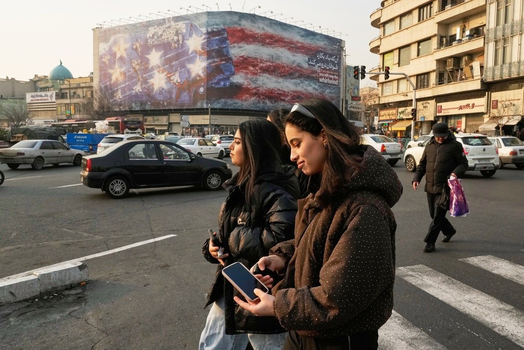 Iran đăng cảnh báo Mỹ giữa quảng trường trung tâm khi nhóm tàu sân bay tiến vào Trung Đông