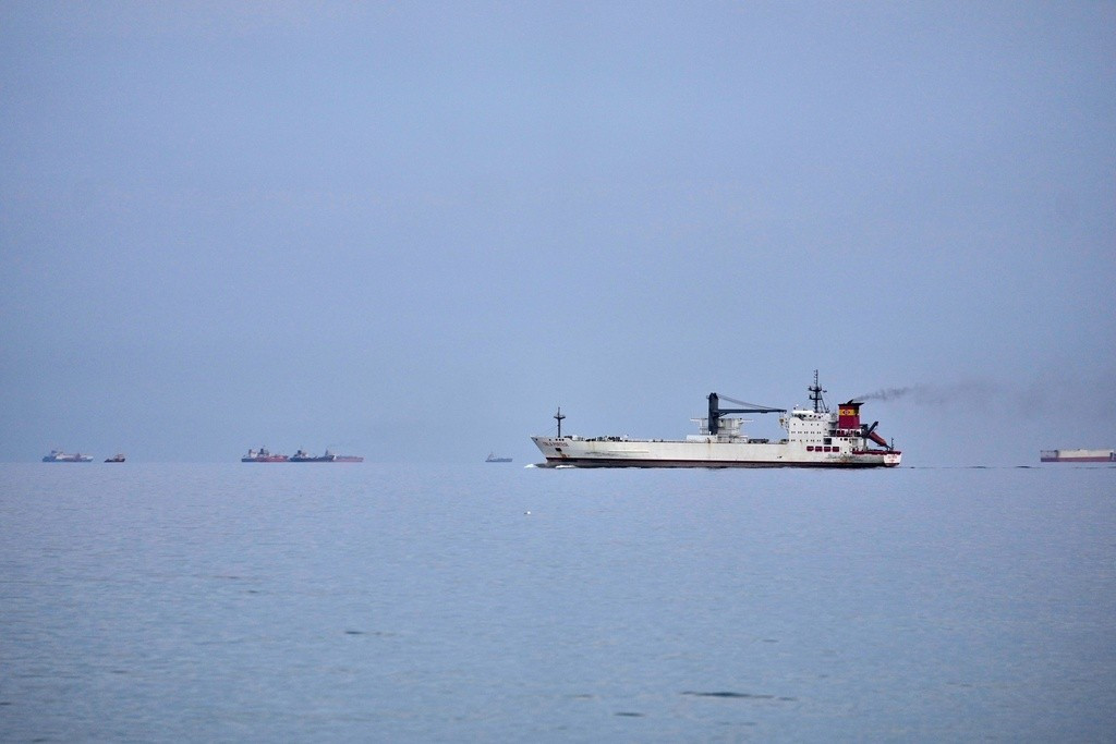 Iran cân nhắc cho phép tàu đi qua eo biển Hormuz nếu dùng nhân dân tệ
