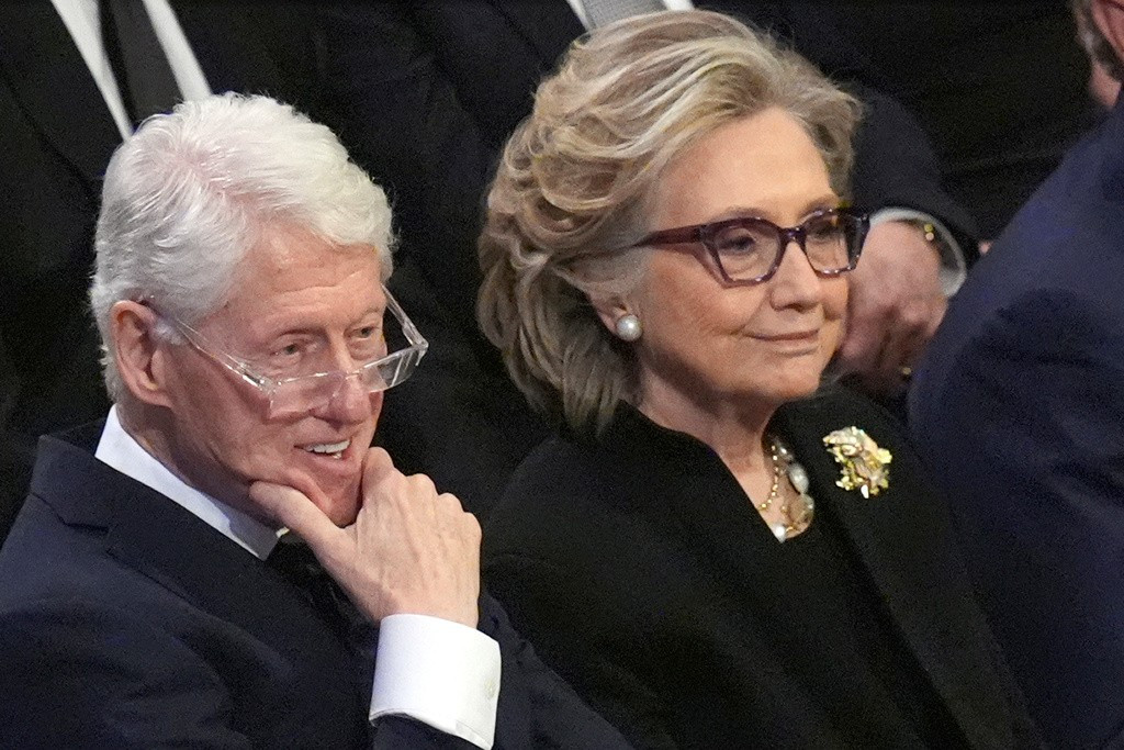 Vợ chồng cựu Tổng thống Bill Clinton đối mặt với tội danh khinh thường Quốc hội Mỹ