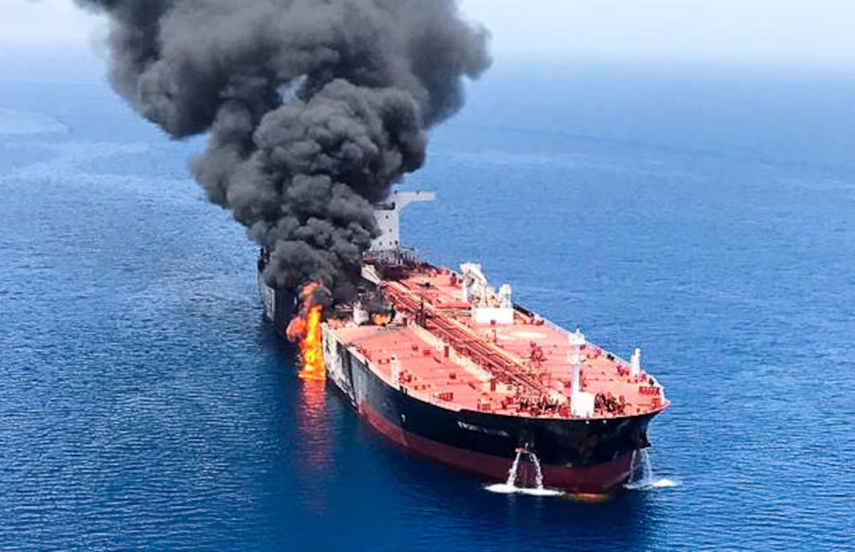 Nhiều tàu trúng đạn ở eo biển Hormuz