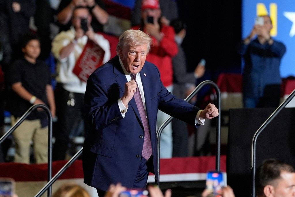 Tổng thống Mỹ Trump đặt mục tiêu vượt Trung Quốc trong cuộc đua trở lại Mặt trăng