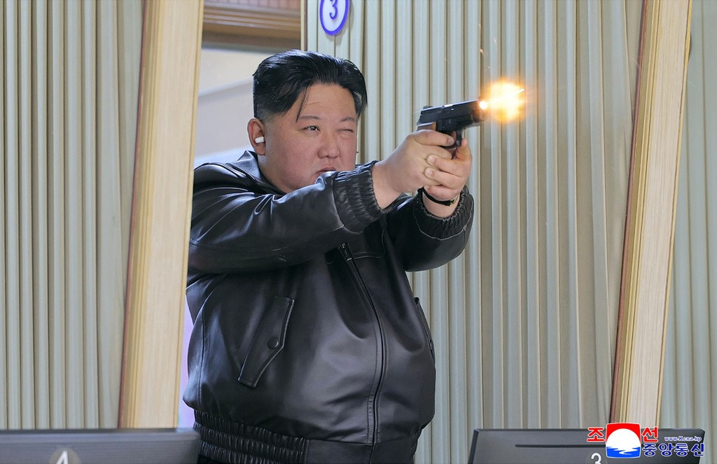Con gái Chủ tịch Triều Tiên Kim Jong Un thử bắn súng lục