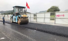 Bắt đầu thảm nhựa mặt đường cao tốc Nội Bài - Lào Cai mở rộng