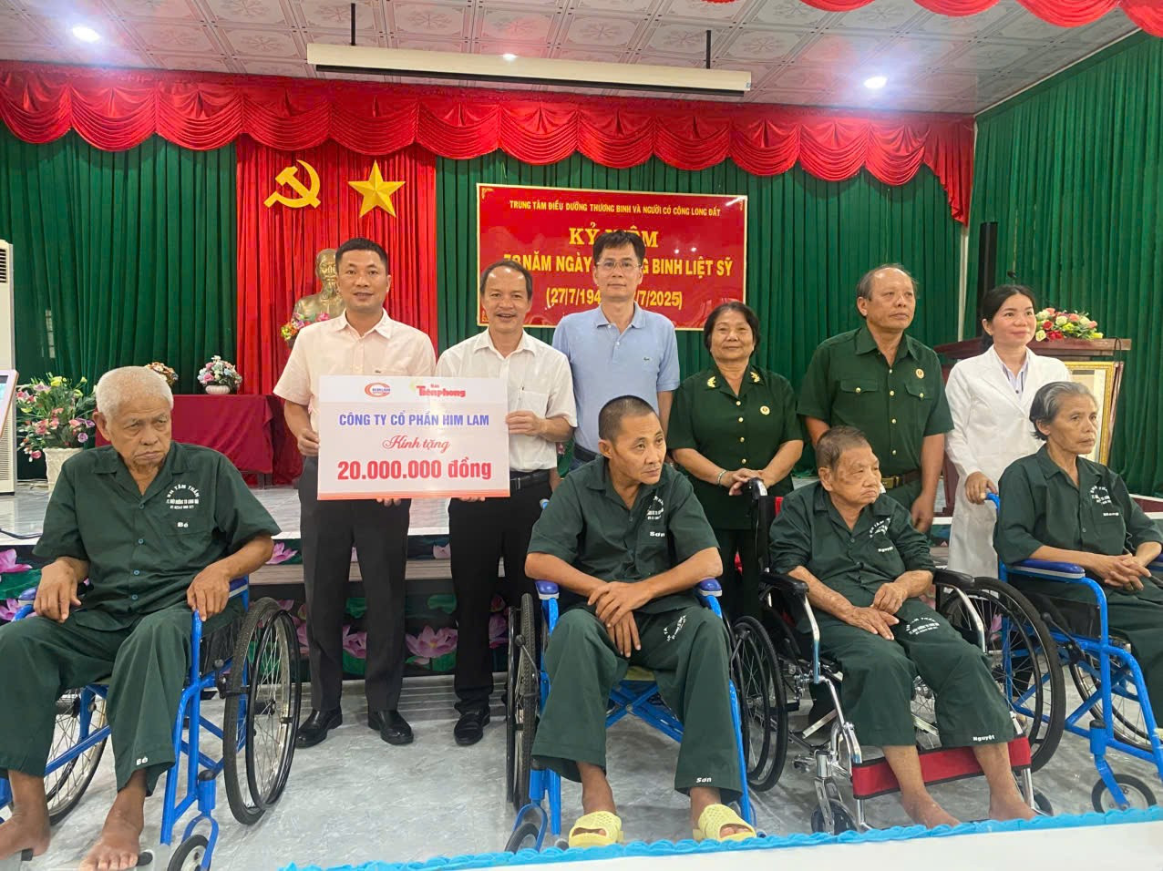 Đại diện báo Tiền Phong cùng Công ty CP Him Lam trao quà tri ân các thương bệnh binh. 3.jpg