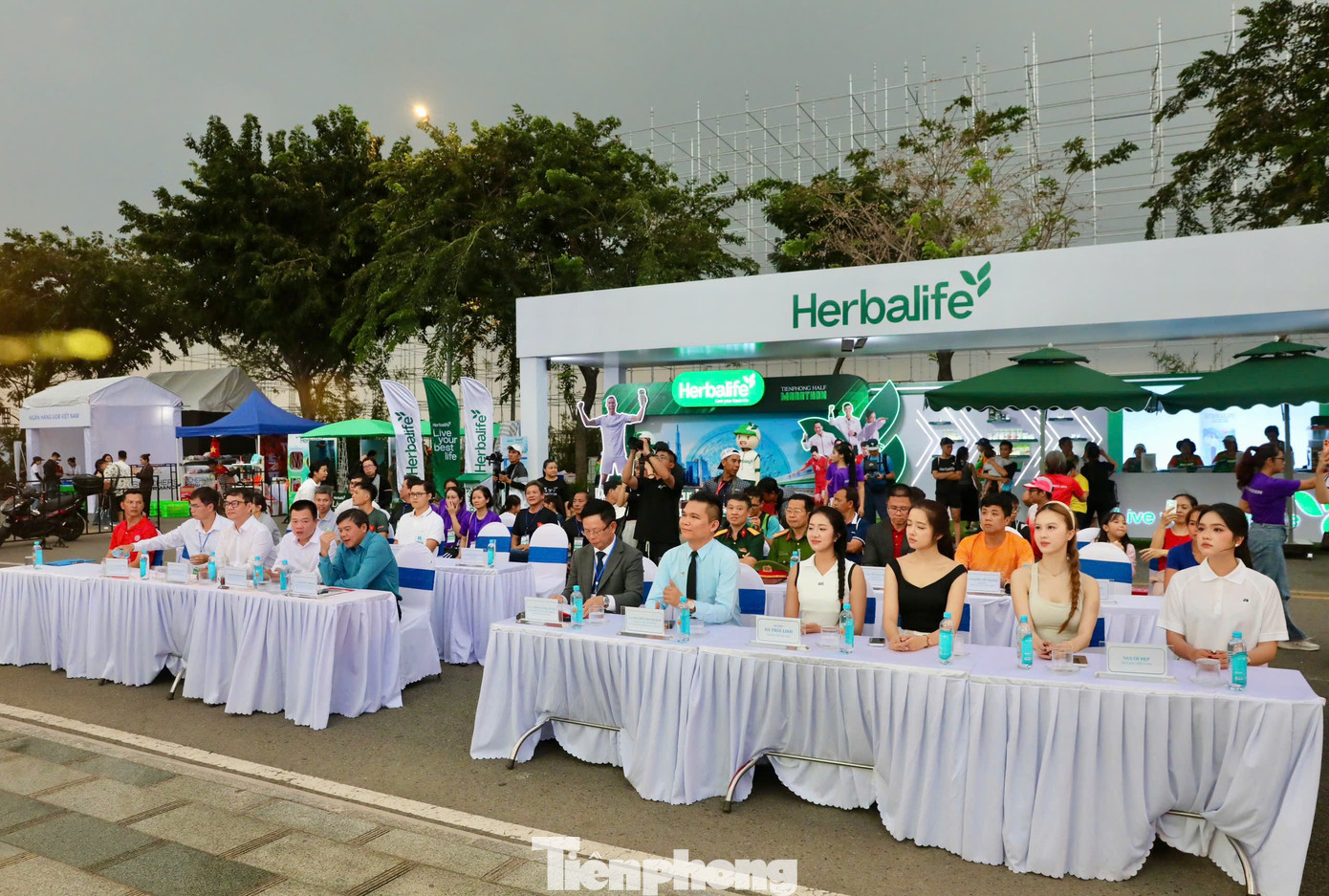 Délégués assistant à la cérémonie d'ouverture du premier semi-marathon de Tien Phong - 2025. tp-2-6195.jpg
