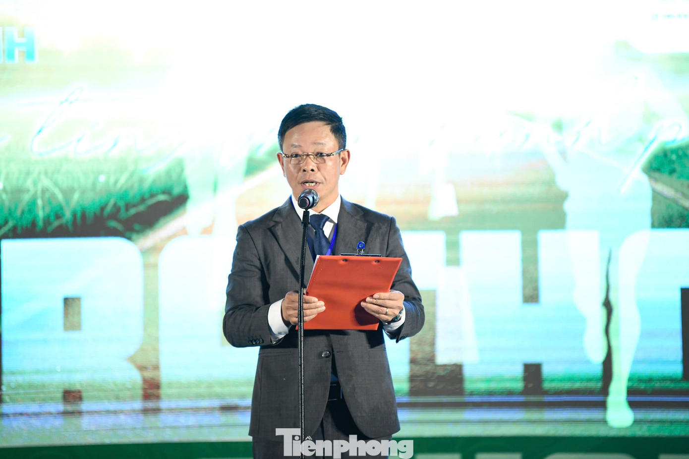Le journaliste Phung Cong Suong, rédacteur en chef du journal Tien Phong et président du comité d'organisation du premier semi-marathon de Tien Phong (édition 2025), a prononcé le discours d'ouverture. tp-3.jpg