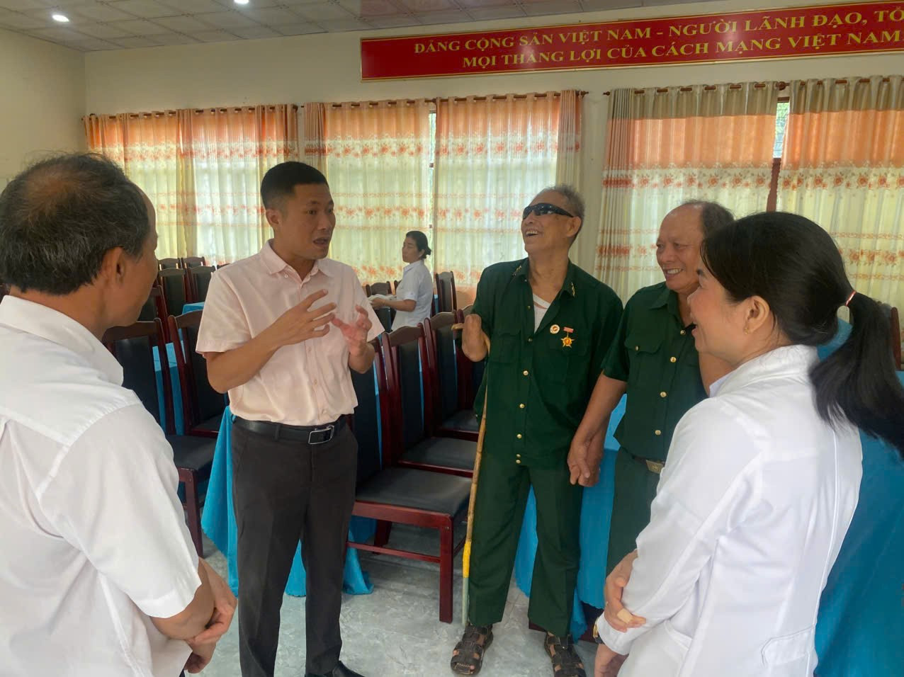 Ông Nguyễn Huy Thiêm thăm hỏi, động viên các thương bệnh binh, y, bác sĩ của Trung tâm. 5.jpg