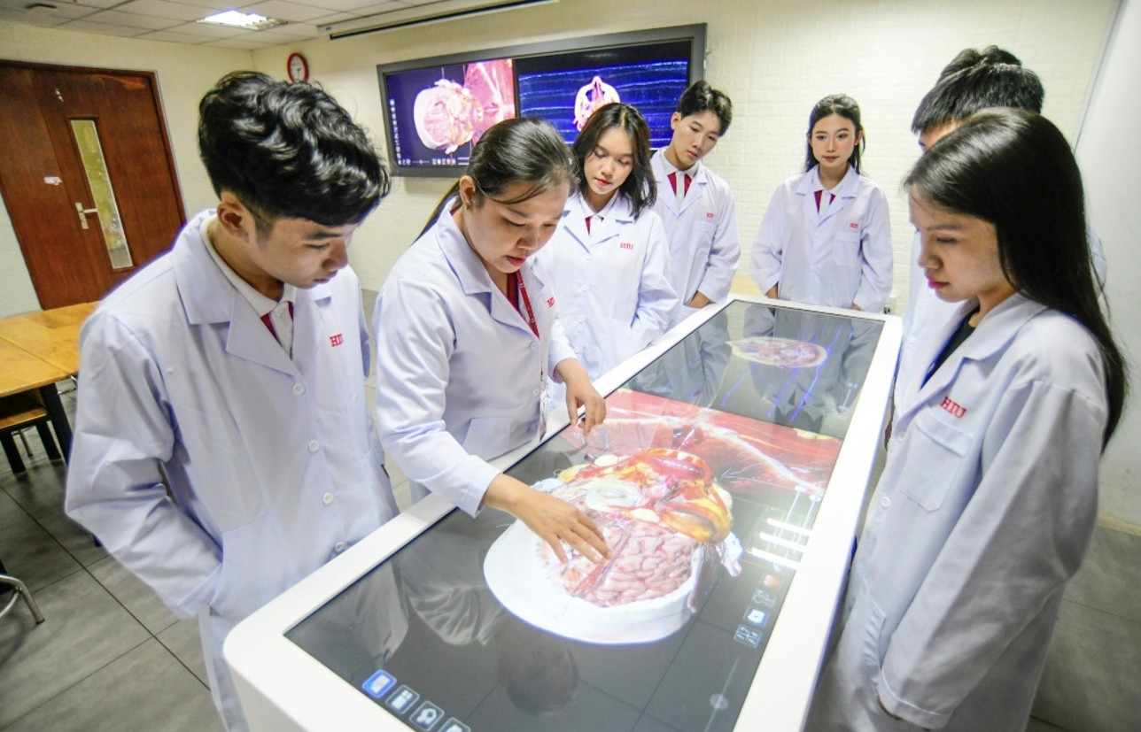 Sinh viên ngành Sức khỏe trường ĐH Quốc tế Hồng Bàng trong giờ thực hành. screen-shot-2025-07-23-at-231325.png