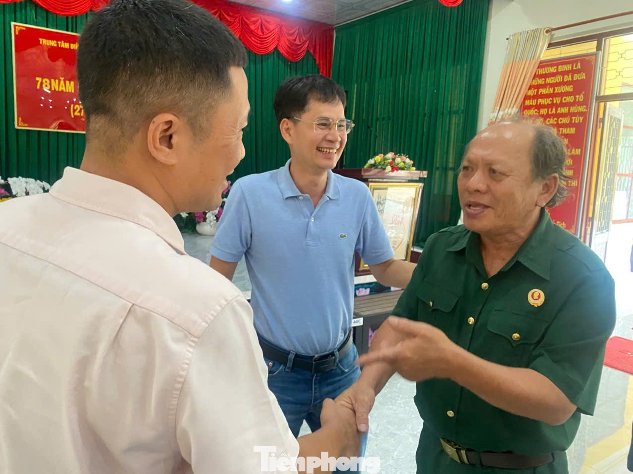 Ông Nguyễn Huy Thiêm (bìa trái) cùng nhà báo Lý Thành Tâm thăm hỏi, động viên thương binh Nguyễn Chí Tường. tp-4.jpg