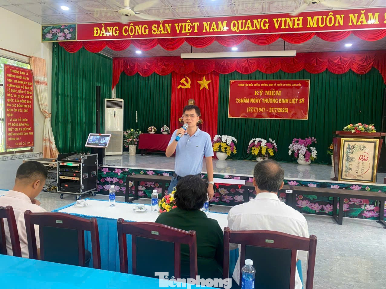 Nhà báo Lý Thành Tâm - Đảng uỷ viên, Bí thư Chi bộ, Trưởng Cơ quan Đại diện báo Tiền Phong tại TPHCM bày tỏ sự xúc động khi đến thăm Trung tâm. tp-2.jpg