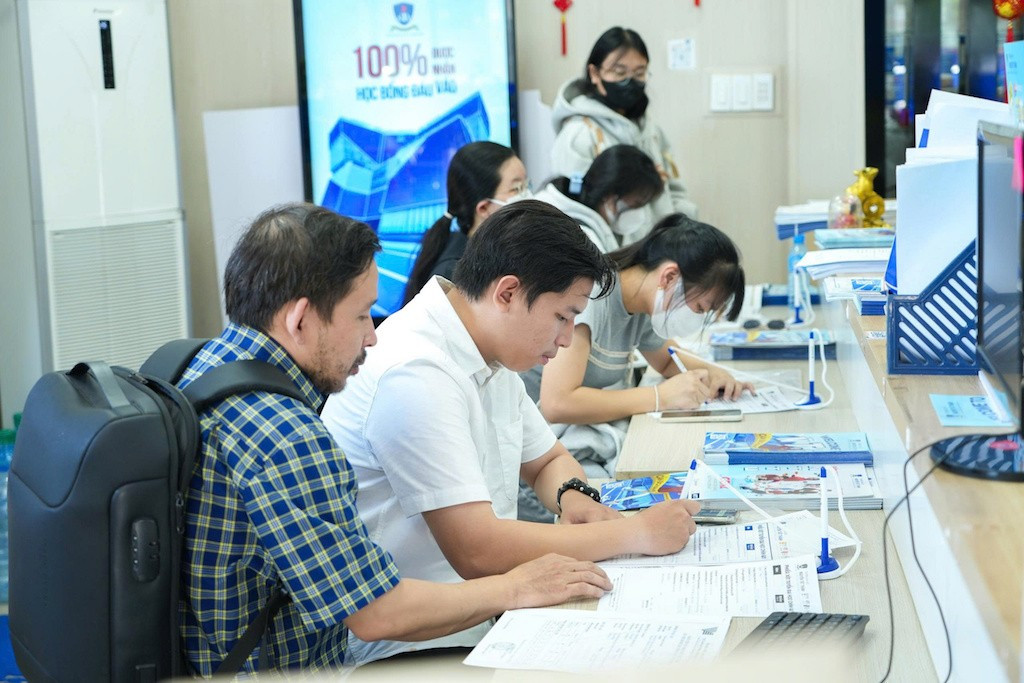 Thí sinh nộp hồ sơ xét tuyển tại trường ĐH Nguyễn Tất Thành. thi-sinh-dang-ky-tai-nttu.jpg
