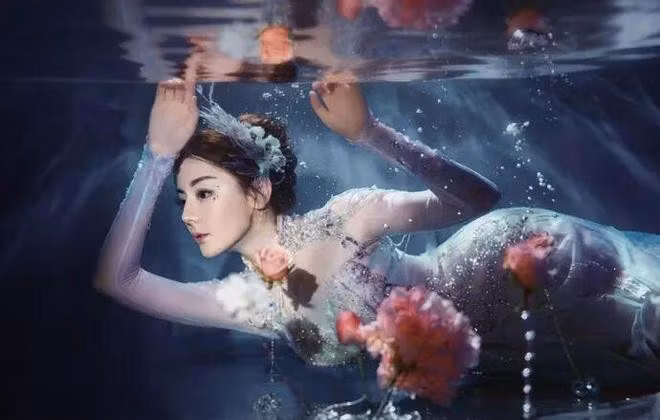 Địch Lệ Nhiệt Ba khiến khán giả 'nín thở' với tạo hình nàng tiên cá buổi dạ hội Tết Nguyên đán