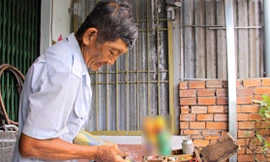 Đạp xe khắp TPHCM làm nghề xưa, bác thợ U70 mong mỗi ngày đủ tiền mua 1kg gạo