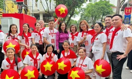 Kiều bào về nước, chung bước diễu hành, hòa nhịp non sông