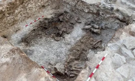 'Chúa tể Sakar' được chôn cùng vòng hoa bằng vàng tuyệt đẹp