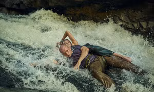 Apex “phá đảo” Netflix: Khi con người đáng sợ hơn thiên nhiên hoang dã