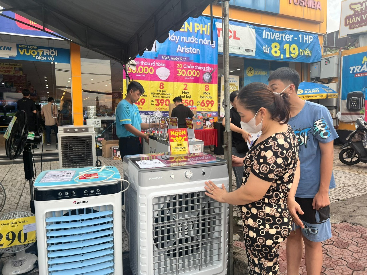 Một cửa hàng điện máy còn đưa nhiều thiết bị làm mát ra tận vỉa hè tiếp thị người tiêu dùng may-lanh-uyen-phuong-5.jpg