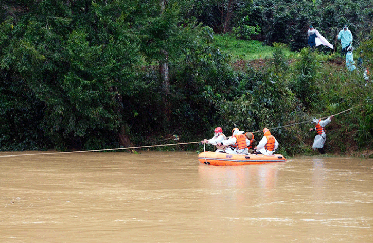 Nước suối dâng cao cản trở việc cứu hộ cứu nạn.