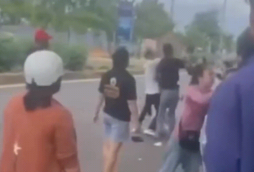 Nhóm người xông vào đánh nhau. Nhóm người xông vào đánh nhau.