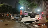 Hà Nội: Ô tô Lexus gây tai nạn liên hoàn trên phố Trung Kính rồi lật ngửa