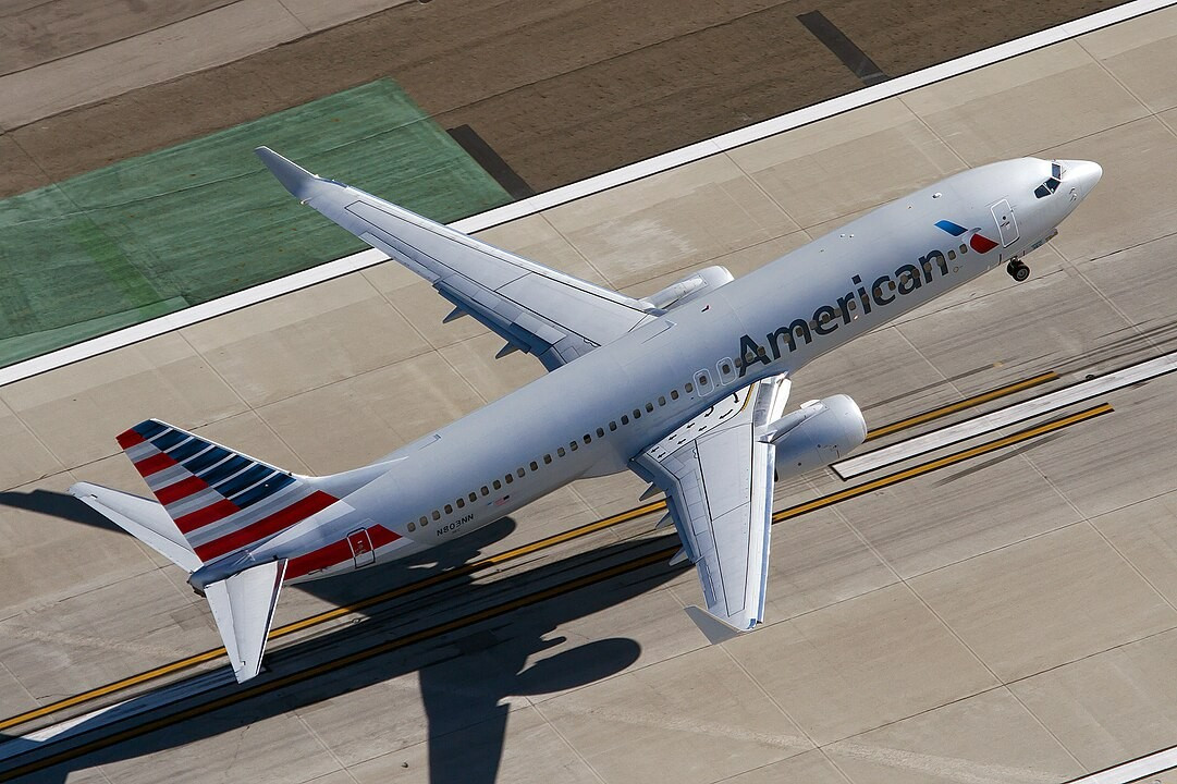 1081px-american-airlines-boeing-737-800-takes-off-at-lax.jpg