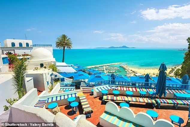 Tunisia từ lâu đã là điểm đến phổ biến của khách du lịch Anh, nổi tiếng với những bãi biển vàng, bờ biển Địa Trung Hải màu ngọc lam, những khu phố cổ nhộn nhịp và sự sang trọng giá cả phải chăng. Ảnh: Sidi Bou Said. tunisia-1-11zon.jpg