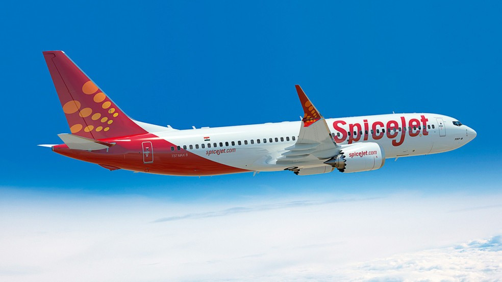 Hai hành khách trên chuyến bay của hãng hàng không SpiceJet đã bị lực lượng an ninh áp giải khỏi máy bay sau khi cố gắng tiếp cận buồng lái trước khi cất cánh. spicejet.jpg