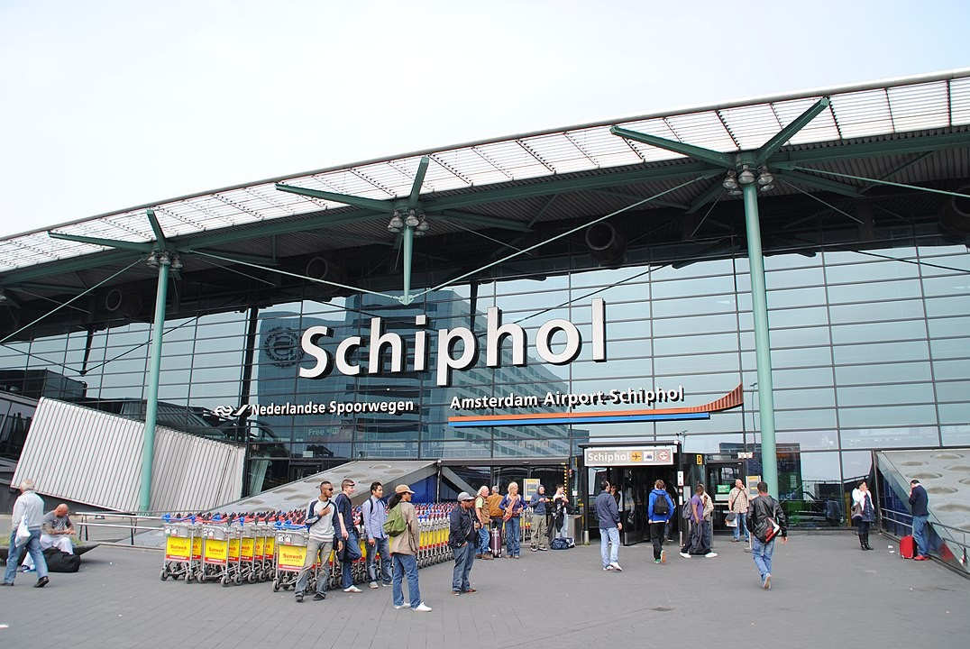 1076px-amsterdam-schiphol-airport-entrance.jpg