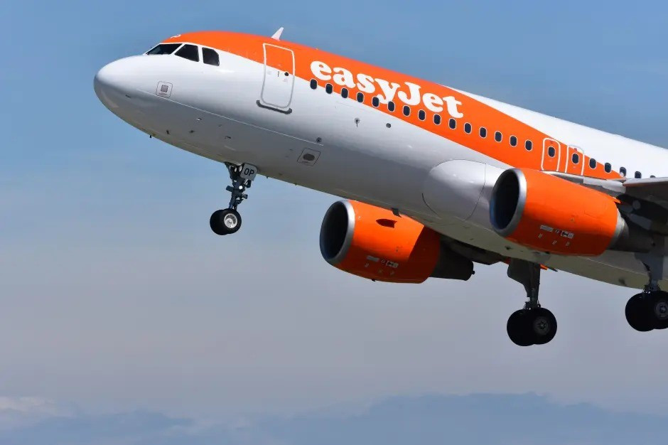 Cùng ngày, chuyến bay EZY8520 của hãng easyJet khởi hành từ Madeira, Bồ Đào Nha cũng hạ cánh khẩn cấp do nghi bị chim va phải động cơ. easyjet1-11zon.jpg